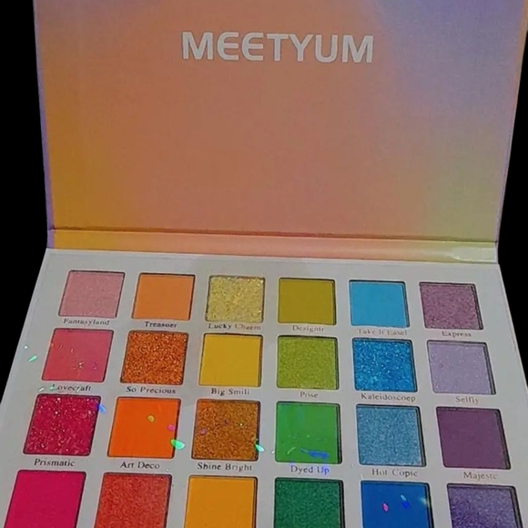 Large Eyeshadow Palette with Brushes - Vibrant Multi-Color - Picture 7 of 7